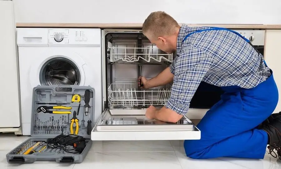 Kaynaşlı Termoteknik servisi teknisyen ekibi beyaz eşya tamiri yaparken